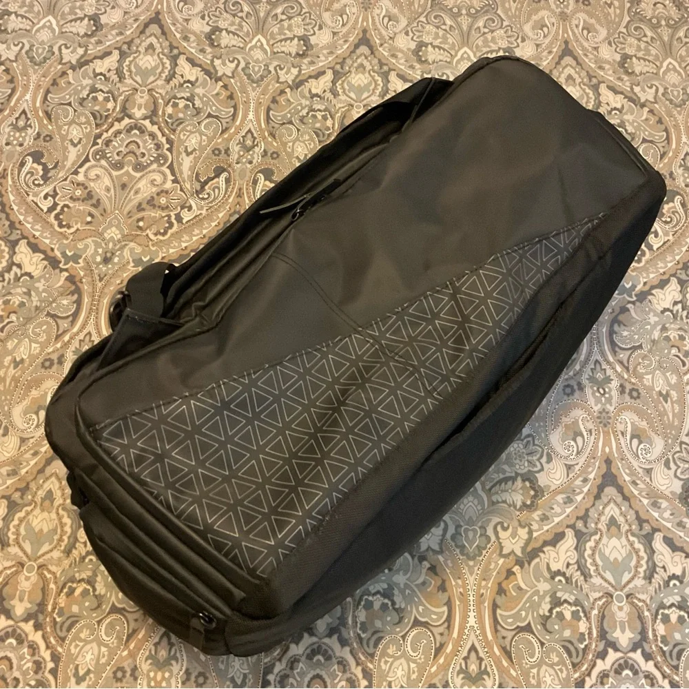 Like New Nomatic Travel Bag 40L + Laundry Bag+ Waist Strap Used 1x